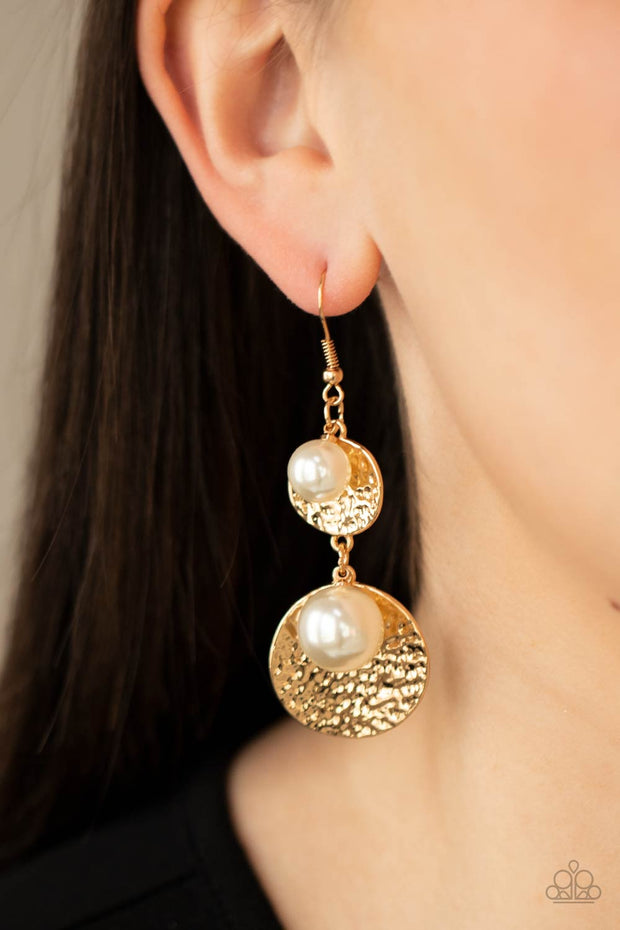 PAPARAZZI (305) {Pearl Dive} Earrings